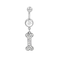 Dettaglio di un piercing all'ombelico in acciaio con ciondolo a forma di osso e strass chiari - Stile Osso Argentato