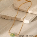 Detail einer 38-43cm Gold-Schlangenkette mit grünem Stein und Sonnen-Anhänger - Ovaler Grüner Stein Stern Schlangenkette (LC40019-1)