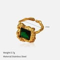 Detailansicht eines Gold-Edelstahlrings mit quadratischem grünem Edelstein und Lava-Textur - Quadratischer grüner Edelstein Lava Textur Stil (YHTSR-2501150)