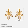 Détail de boucles d'oreilles fleurs en acier inoxydable de 28mm avec émail blanc - Boucles d'oreilles Fleur Blanche (YHCP-E250406) / Or 18 carats
