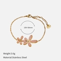 Détail du bracelet fleurs en émail rose en acier inoxydable doré avec zircons - Bracelet Fleur Rose (YHCP-B250401-1) / Or 18 carats