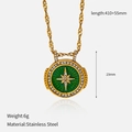 Macro d'un pendentif étoile dorée 23mm avec émail vert et chaîne en acier inoxydable - Style Étoile Vert Foncé (YHTSN-250504)