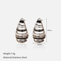 Dimensiones detalladas de los pendientes de gota dorados con esmalte a rayas - Estilo de Gota de Agua con Rayas de Esmalte Blanco y Negro (YHTSE-250301)
