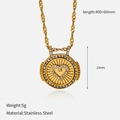 Détail du collier en acier doré avec pendentif cœur texturé au motif rayon de soleil - Style Cœur Blanc (YHTSN-250512)