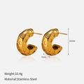 Detalle de pendientes en forma de C de acero inoxidable dorado con diseño de corazones - Estilo en Forma de C con Corazón Hueco (YHTSE-2501906)