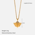 Détail d'un pendentif feuille de ginkgo doré avec zircon sur une chaîne en acier - Feuille de Ginkgo Dorée (YHTSN-2501263)