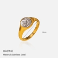 Makro-Detail des 18k vergoldeten Edelstahl-Siegelrings mit Mond- und Sterndesign - Sonne Mond Stern Strass Stil (YHTSR-250628)