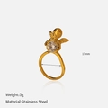 Detailansicht des Engel-Cupid-Edelstahlrings mit 18k Goldbeschichtung und Zirkon - Engel Mit Großem Strass Stil (YHTSR-250608)