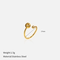 Détail d'une bague ouverte en acier inoxydable doré 18k avec zircon rond et charme donut - Lettre O (YHTSR-250708)