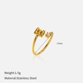 Détail d'une bague lettre E plaquée or 18k avec pierre de zircon et finition acier inoxydable - Lettre E (YHTSR-250713)