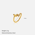 Détail d'une bague coeur ajustable plaquée or 18k avec zircon incrusté et diamètre de 17mm - Lettre L (YHTSR-250720)