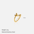 Vue détaillée de la bague en acier inoxydable plaqué or 18k avec 17mm de diamètre intérieur - Lettre V (YHTSR-250724)