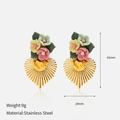 Détail de boucles d'oreilles fleurs avec pétales colorés et pendentifs cœur dorés - Décoration Florale Aspect Céramique / Coloré