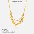 Détail macro du collier multi-rangs en acier doré avec des charms étoile de mer et coquillage - Vie Marine Multi-couches (CH1291)