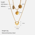 Dettaglio della collana a strati in acciaio con ciondoli a forma di sole e conchiglia - Ciondolo Sole Tondo Conchiglia Doppio Strato Oro (CH1283)
