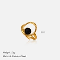 Détail d'une bague en acier doré 1,5g avec pierre noire ronde et anneau ondulé ajustable - Ouvert Réglable / Style Fini Noir (CH1597-3)