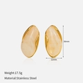 Vista detallada de pendientes de acero dorado con resina de mármol crema, altura 38 mm - Patrón de Mármol Blanco Crema (Pendientes)