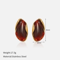 Detalle de pendientes de gota irregulares con textura de ámbar marrón y oro fino - Patrón de Ámbar Marrón Rojizo (Pendientes)