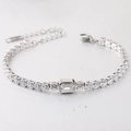 Klassieke 4MM tennisarmband in zilver met sprankelende zirkoon en rechthoekige middensteen - Staalwit