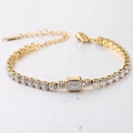 Gouden tennisarmband met ronde zirkonia en smaragd geslepen centrale steen van 4mm - Goud Wit