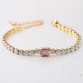 Gouden tennisarmband met een roze rechthoekige edelsteen en sprankelende zirkonia's - Goud Roze