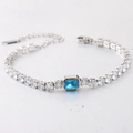 Zilveren 4mm tennisarmband met zirkonia en een blauwe rechthoekige centrale steen - Staal-Blauw