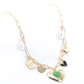 Collana a catena dorata con ciondoli a cuore e perle su uno sfondo di tessuto bianco - Stile ciondolo perla artificiale cuore nero e pietra verde(5)