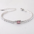 Zilveren 4mm tennisarmband met ronde zirkonia en roze rechthoekige steen in het midden - Zilver Roze