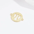 Vue macro du pendentif ange rond en argent S925 doré avec doubles anneaux de connexion - Or