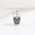 Dettaglio macro della perla a vaso in argento S925 vintage con rilievo a margherita - Charm Vaso Margherita