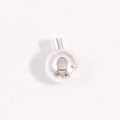Makro-Detail einer S925 Sterling Silber Kugelklemmen-Perle für DIY Schmuckherstellung - Silberne Rundperlenschnalle
