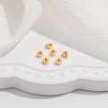 Makro-Detail von 6 vergoldeten S925 Sterling Silber Stopper-Perlen für DIY Schmuck - Goldener Runder Verschluss