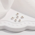 Detail-Makroansicht von S925 Sterling Silber Quetschperlen mit eingraviertem Stempel - Platin Rundschnalle