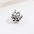 Vista macro dell'anello a forma di tulipano in argento sterling S925 con finitura vintage - Charm Mughetto