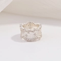 Dettaglio anello argento vintage con strisce verticali e zirconi incastonati - Argento Strass Bianco