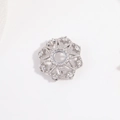 Makroansicht des S925 Silber Schneeflocken-Anhängers mit Zirkonia für DIY-Schmuck - Platin Sonnenblume Stil