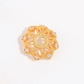 Makro-Detail einer vergoldeten S925 Silber-Blumenperlenkappe mit Zirkonia-Einlage - Gold Sonnenblumen Stil