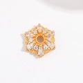 Nahaufnahme von schneeflockenförmigem vergoldetem Anhänger mit Zirkonia für Schmuck DIY - Gold Schneeflocke Stil