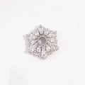 Makro-Detail von S925 Silber Schneeflocken-Perle mit Zirkon-Inlay für DIY-Schmuck - Platin Schneeflocke Stil