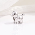 Dettaglio macro dello charm cavallo in argento S925 con motivi a moneta tipici - Oro Bianco