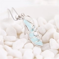 Detailopname van de S925 zilveren hak-hanger met blauw emaille op witte kiezels - Hoge Hak (Hanger Zonder Ketting) / 925 zilver / Blauw (SPD9)