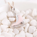 Macro-opname van S925 zilveren roze emaille schaats hanger op witte steentjes - Rollschaats (Hanger Zonder Ketting) / 925 zilver / Roze (SPD11)