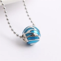 Dettaglio macro della perla d'argento con smalto blu e texture metalliche curve - Stile Onda Blu (SPZ15)