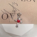 Macro de colgante de cruz de plata S925 con corazón de esmalte rojo en fondo de regalo - Cruz Corazón (SD6) / Estilo B