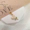 Detalle de un colgante de corazón de plata S925 con esmalte blanco, letras I U y hojas verdes - Rosa Corazón (SD6) / Estilo D