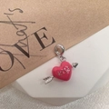 Detalle de colgante de corazón en esmalte rosa con texto Kiss y flecha en plata S925 - Flecha Kiss Rosa (SD6) / Estilo E