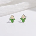 Vue macro des boucles d'oreilles maïs en argent sterling avec détails en émail vert - Maïs Blanc