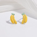 Détail macro de boucles d'oreilles banane en émail aux finitions jaune et vert vif - Banane Jaune