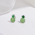Gros plan de boucles d'oreilles ananas avec émail vert et détails en métal argenté - Ananas Vert
