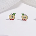Gros plan de boucles d'oreilles pomme en argent avec émail coloré sur fond blanc poli - Pomme Colorée
